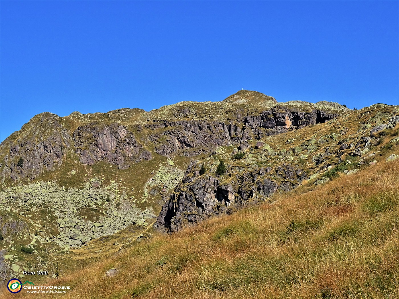 14 Stiamo salendo dal Passo della Marogella alla Cima di Mezzeno qui ben visibile.JPG